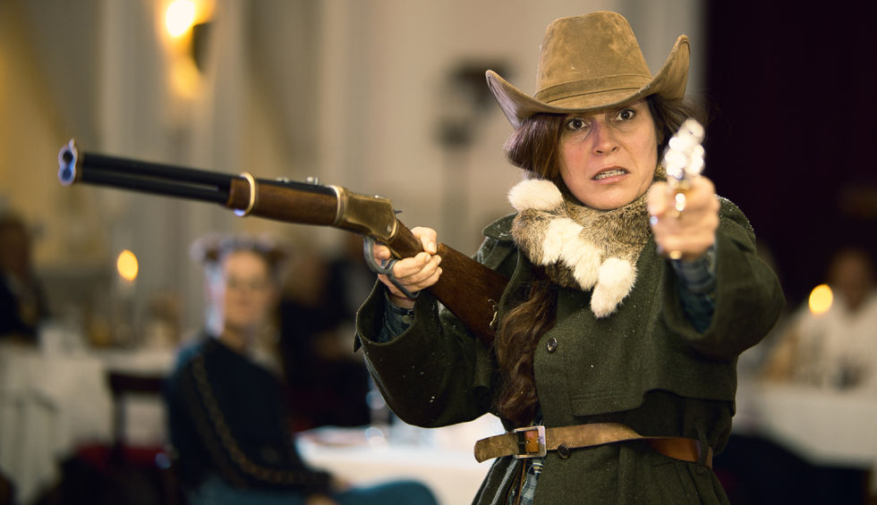 Cowgirl mit Gewehr und Colt im Krimi "Bluthochzeit im Westernpuff"